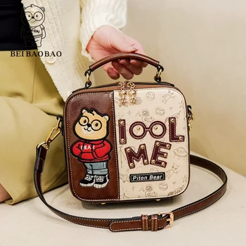 дамска чанта в квадратна кутия, модни дамски чанта през рамо с мечка, Висококачествена дамска чанта през рамо, жена с модерна дамска чанта, елегантен портфейл