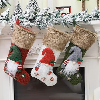 Коледни декорации, креативни подаръци, кукла-рейнджър с необработени краища, подаръчен пакет, възли Коледни чорапи с шарките на Дядо Коледа.