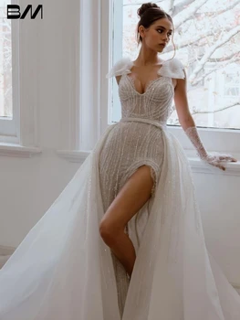 Расшитое мъниста рокля на булката с папийонка на рамото, висок страничен разрез, подвижна панделка, блестящ тюлевый струята, сватбена рокля за младоженци